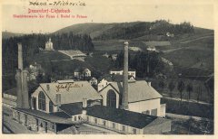 dobová pohlednice Riedelovy sklárny s hrobkou v pozadí