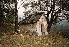 kaple před opravou - pohled zepředu zleva