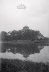 pohled od rybníka (na kopuli je provizorní kryt), foto Ing. arch. Hanuš Zápal