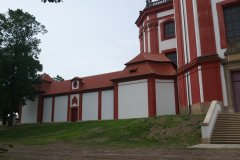 dostavěný východní ambit zepředu