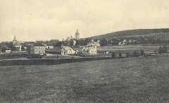 celkový pohled na město s kaplí (vlevo)