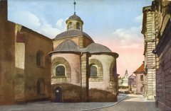 dobová pohlednice s motivem kaple u kostela