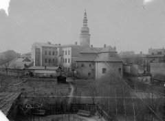 kostel s dnes již zbořenou farou