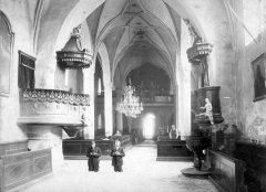 starší foto interiéru kostela - presbytář