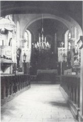 interiér kostela s původními lavicemi před požárem v roce 1956