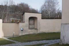 kaplička křížové cesty zepředu zleva