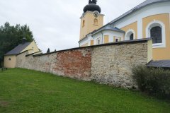 pohled na křížovou cestu zezadu