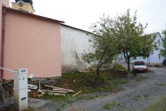 pohled na křížovou cestu zezadu