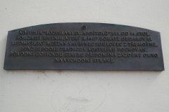 pamětní deska na kostele