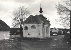 starší foto kaple - pohled zezadu zleva