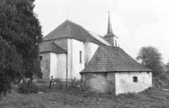 starší foto márnice s kostelem