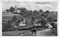 dobová pohlednice vsi s kostelem