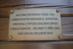 pamětní tabulka o obnově kaple