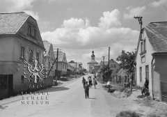 ulice s kaplí (v pozadí, vystupuje z levé řady domů)