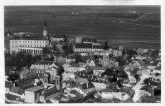 celkový pohled na město s hrobkou (vlevo dole)