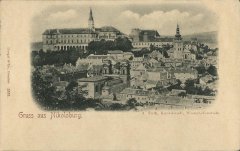 dobová pohlednice města s hrobkou (v popředí)