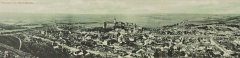 panoramatický pohled na město s hrobkou (vpravo od středu)