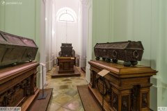 interiér hrobky s rakvemi ostatků šlechticů