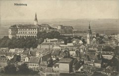 dobová pohlednice města s hrobkou (v popředí)
