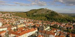 pohled na město s hrobkou vpravo od středu
