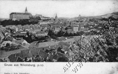 dobová pohlednice města s hrobkou