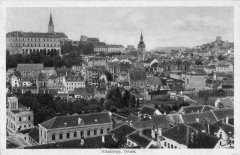 dobová pohlednice města s hrobkou