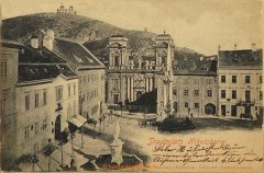 dobová pohlednice města s hrobkou