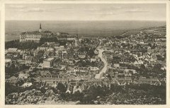 dobová pohlednice města s hrobkou (vlevo od středu)
