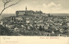 dobová pohlednice města s hrobkou (vlevo)