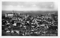 dobová pohlednice města s hrobkou