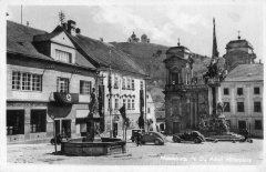 dobová pohlednice města s hrobkou