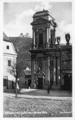 hrobka na dobové pohlednici