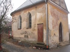 pohled zepředu zleva - nové odvodnění kaple