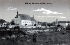 starší pohlednice města s kostelem