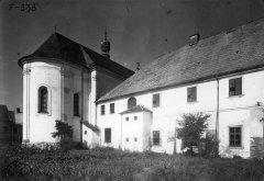 kostel s částí kláštera