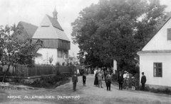 dobová pohlednice s kostelem