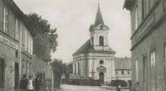 náves s kaplí