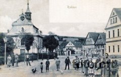 dobová pohlednice vsi s kaplí