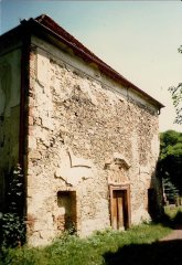 severní průčelí před opravou, jsou zde ještě patrné zbytky rámování slepých oken na fasádě