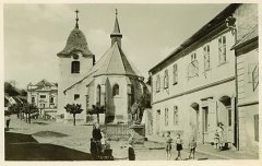 starší foto kostela, na věži je ještě prejzová krytina