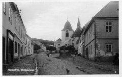 dobová pohlednice vsi s kostelem