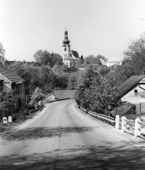 celkový pohled na město s kostelem