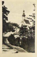 starší foto části města s kostelem