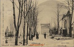 dobová pohlednice hřbitova s hrobkou (vlevo v pozadí)