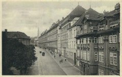 starší pohlednice s kostelem (v pozadí)