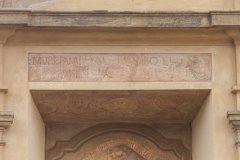 horní část průčelí - chybná rekonstrukce původního nápisu
