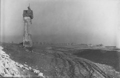 starší foto kapličky (v pozadí, nejvzdálenější z trojice kapliček na fotografii)