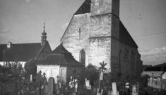 starší foto kaple před kostelem