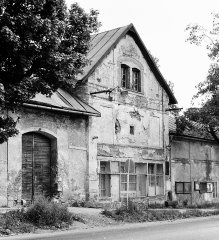 západní průčelí zrušeného kostela před obnovou