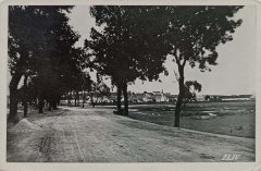 starší pohlednice města s kostelem (v pozadí)